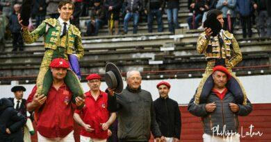 Sortie en Triomphe d'Alejandro Peñaranda et Pepe Luis Cirugeda; Novillada de Palha . 1er mai. Aire sur l'Adour