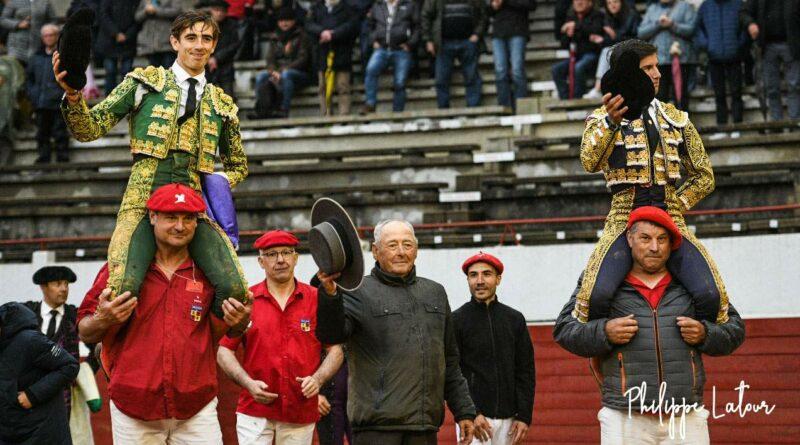 Sortie en Triomphe d'Alejandro Peñaranda et Pepe Luis Cirugeda; Novillada de Palha . 1er mai. Aire sur l'Adour